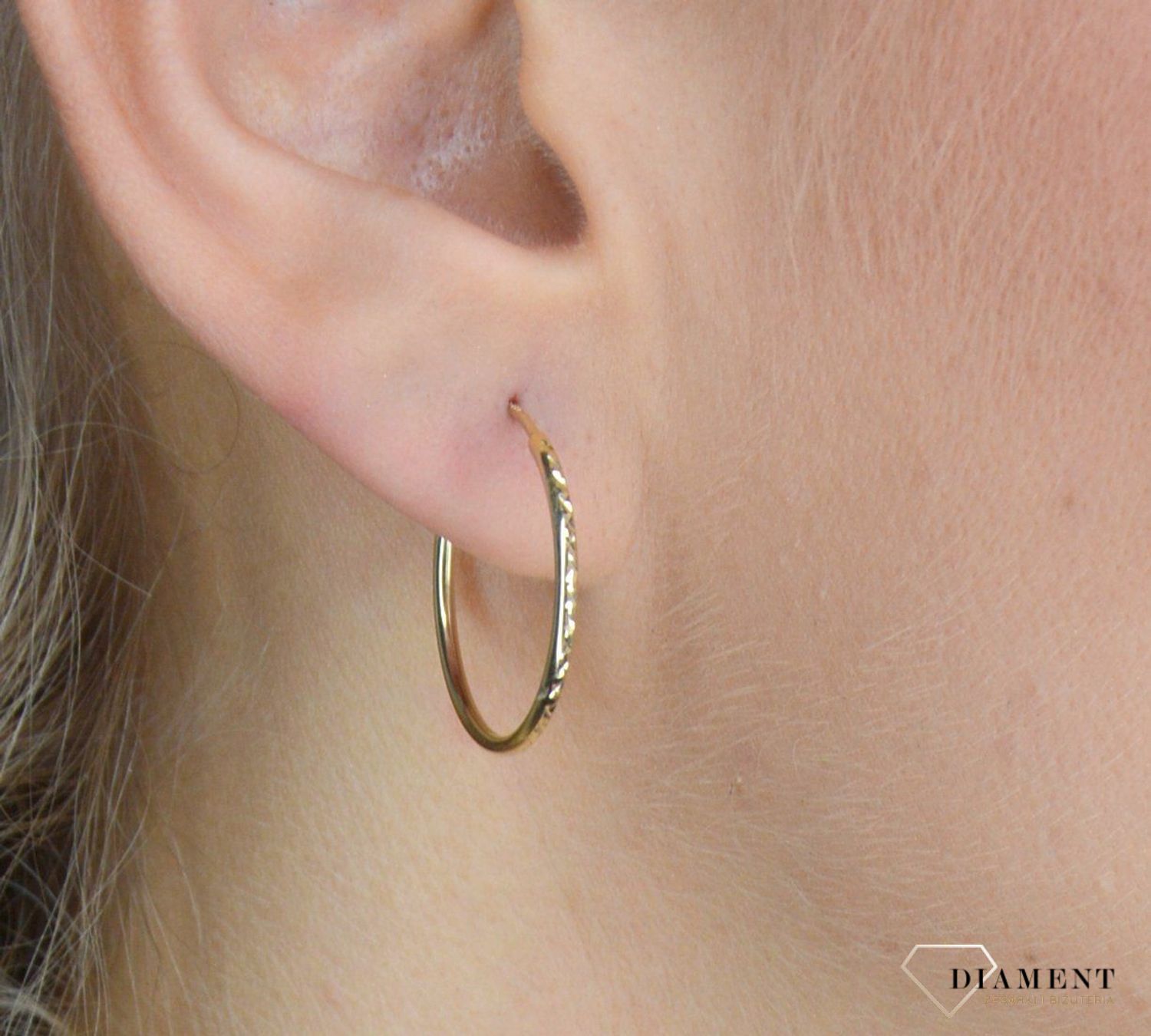 Złote kolczyki koła 333 cienkie grawerowane 2,4 cm KL 9823B 333.jpg